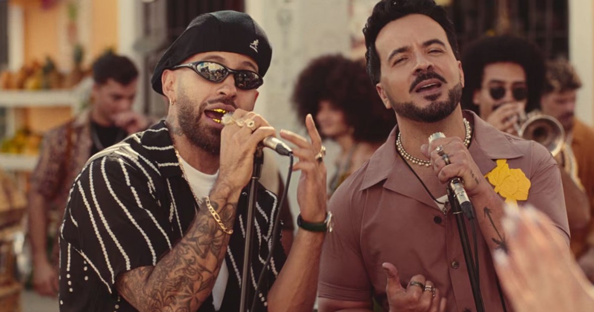 La canción fue anticipada en vivo durante las Fiestas de la Calle San Sebastián en Puerto Rico y llega como el primer gran lanzamiento de Fonsi en 2026.